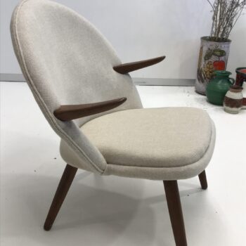 Kurt Olsen fauteuil gestoffeerd met Hallingdal van Kvadrat, in opdracht de Dikke Deen