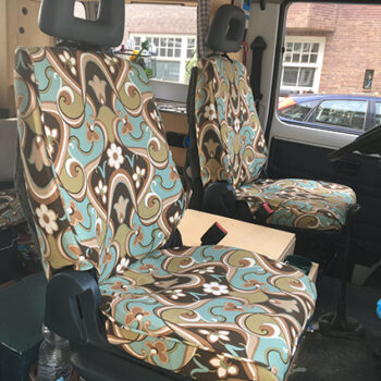 camperbus voorstoelen gestoffeerd met retro stof